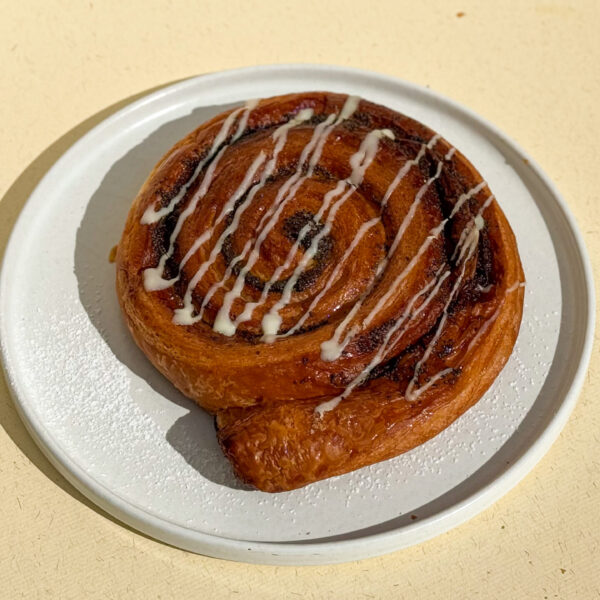 Moonirull toorjuustuglasuuriga