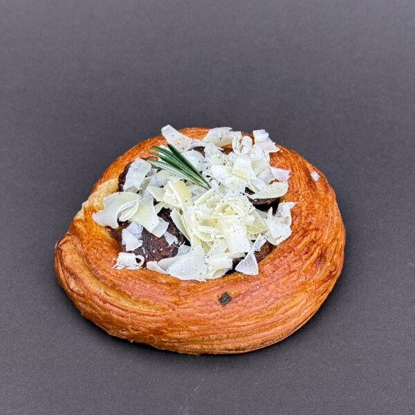 PATATA – soolane saiake mascarpone, karamelliseeritud sibula, rosmariinikartuli ja parmesaniga